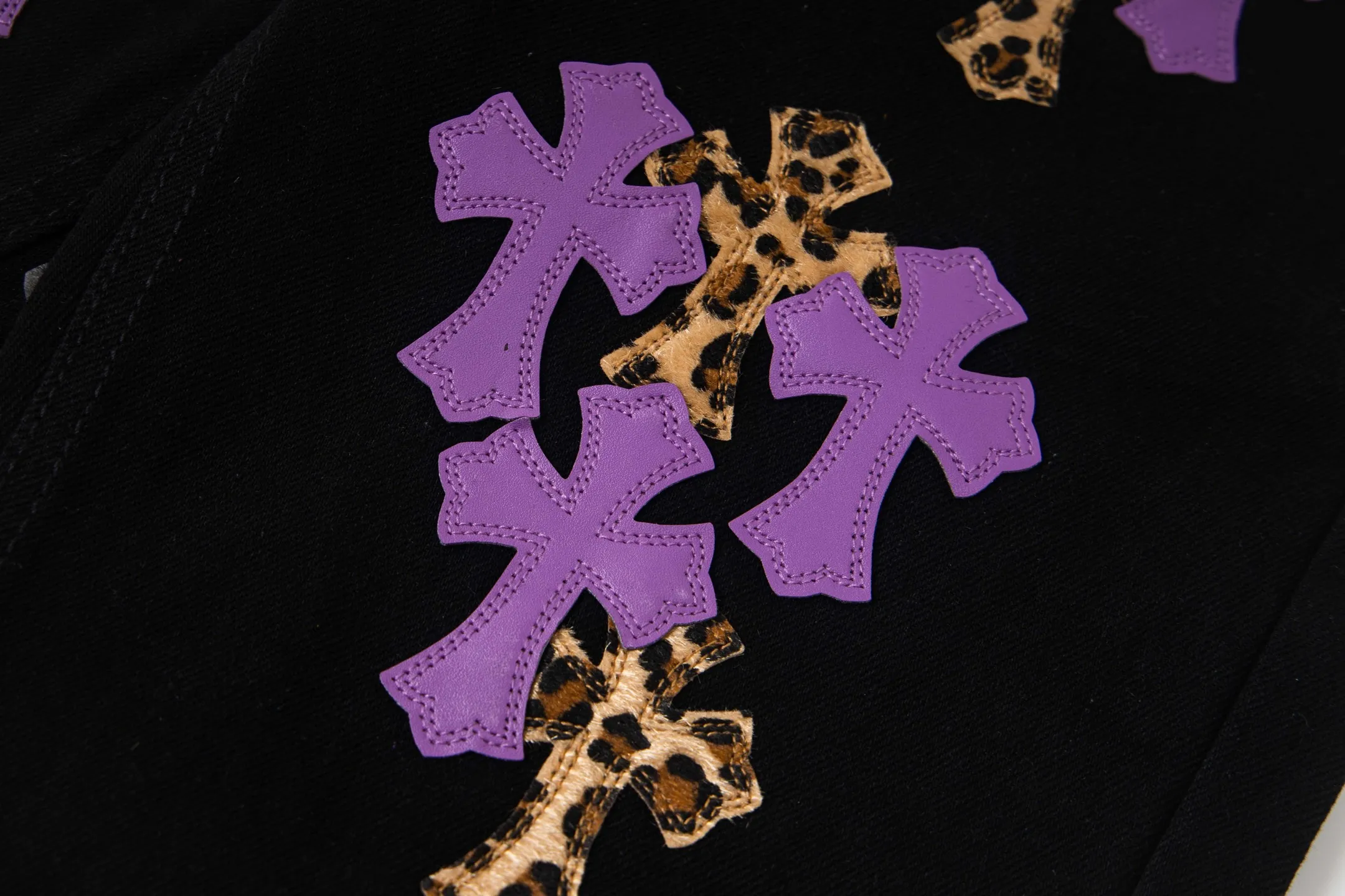 P250 💰 (Top version) Chrome Hearts black denim jeans with purple leopard print. CH jeans need to be washed and then disassembled and hand-stitched with sheepskin cross leather and then spliced ​​together to complete. The whole piece has too many craftsmanship to describe. The patches are embellished with cross patterns and the high-waisted washed jeans! ! Absolutely high-end luxury products, god-level single products and super popular products, made with top heavy industry, a must-see magic weapon. Customized hardware. The fabric is thick and soft after washing. It has good breathability. Customized small leather label. Unique design. The details are simple and elegant, and the workmanship is exquisite. The entire trousers are neatly routed and the details are in place! It’s so cool that both men and women can easily control the genderless trend! Color: Black Size: 28-30-32-34-36 (corresponds to S-M-L-XL-XXL)